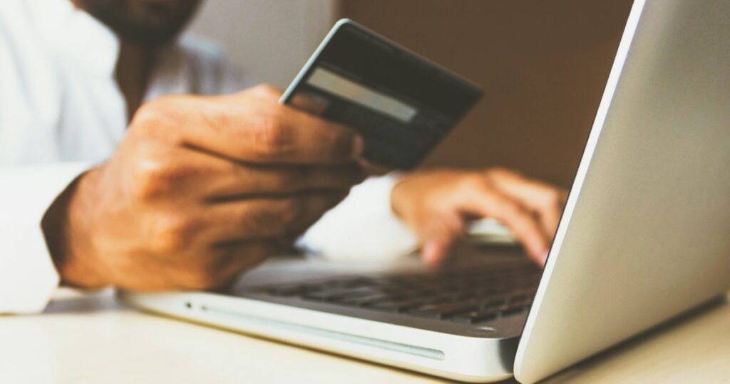 Best time to buy a laptop – shopping online on a laptop
