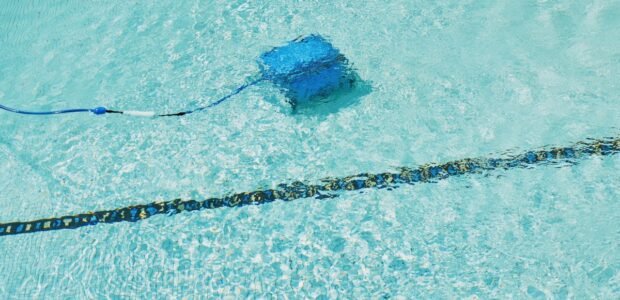 Cordless vs corded robotic pool cleaner – robotic pool cleaner working underwater