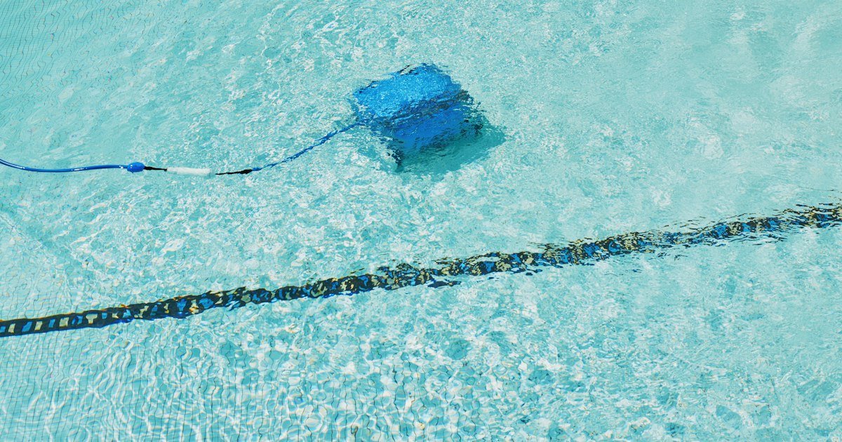 Cordless vs corded robotic pool cleaner – robotic pool cleaner working underwater