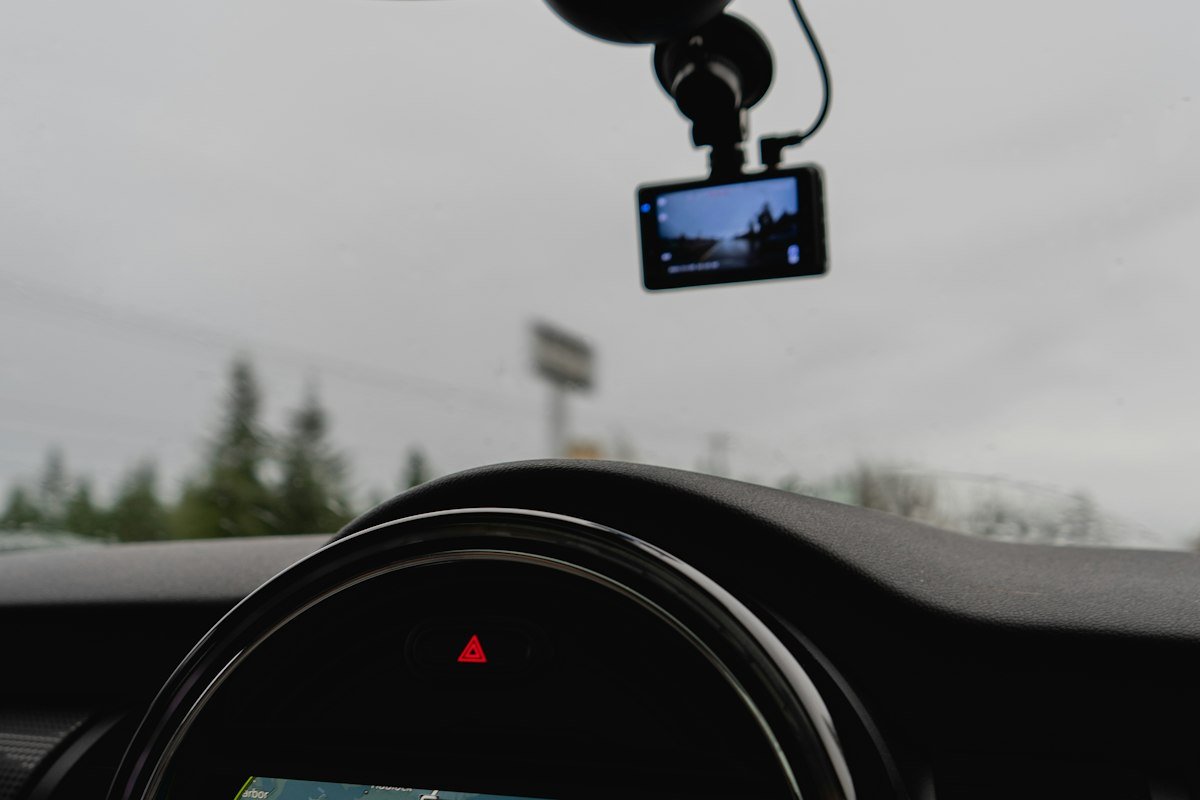 How to choose a dash cam: mounting position behind the rear-view mirror