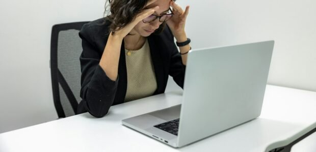Dry eye relief at home – tired eyes after screen time