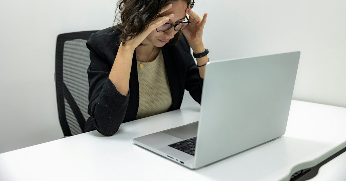 Dry eye relief at home – tired eyes after screen time