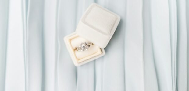 Find her ring size without her knowing – ring box ready to gift