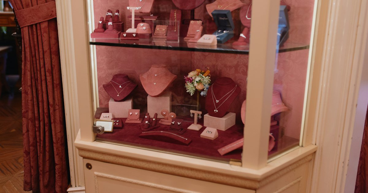 Jewelry display cabinet, the kind of range Jeulia sales cover