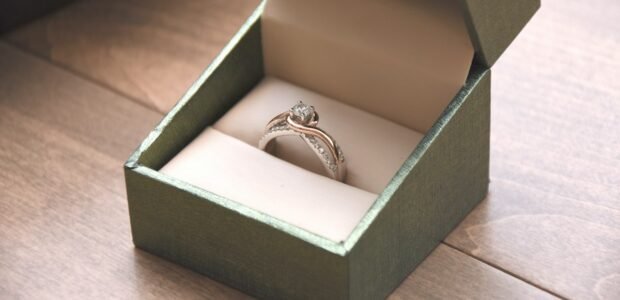 Jeulia vs Italo – engagement ring in a gift box