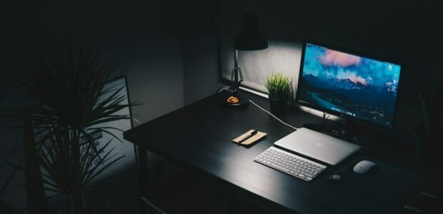 New PC setup checklist – clean desk setup with monitor and keyboard