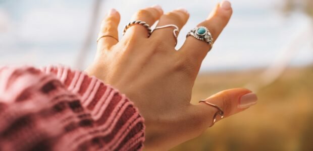 When does Jeulia have sales – hand wearing several rings